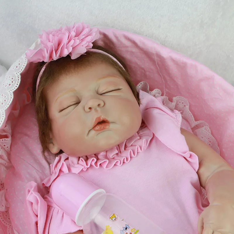 Muñeca acostada con postura de descanso