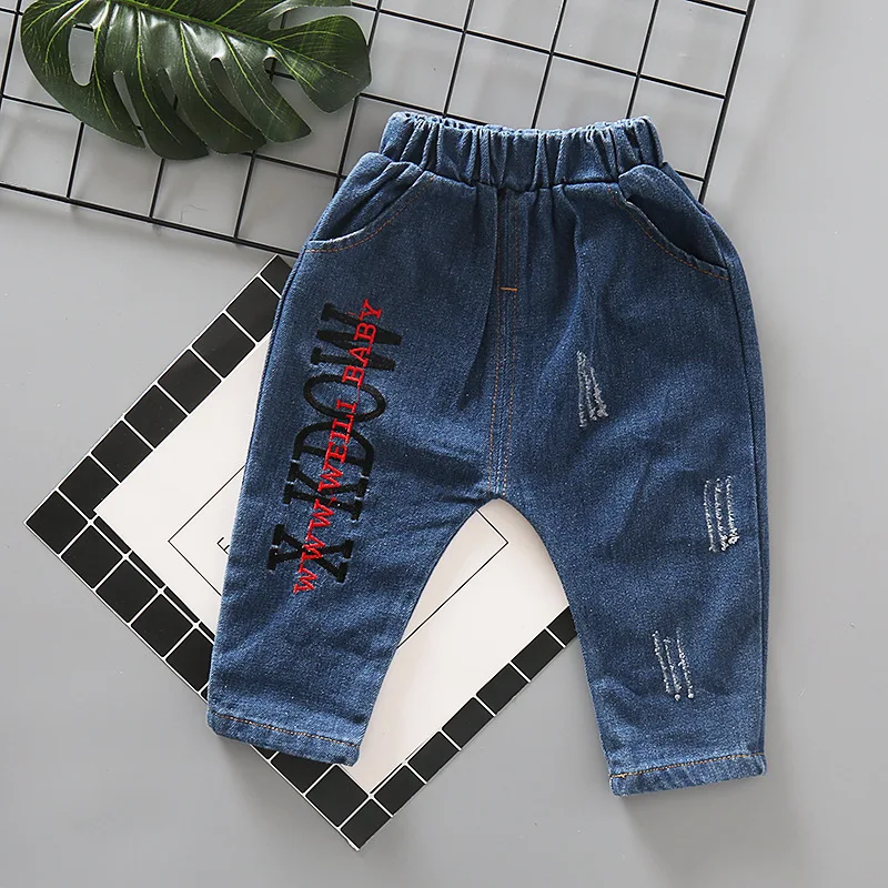 Detalle del diseño infantil en tejido denim