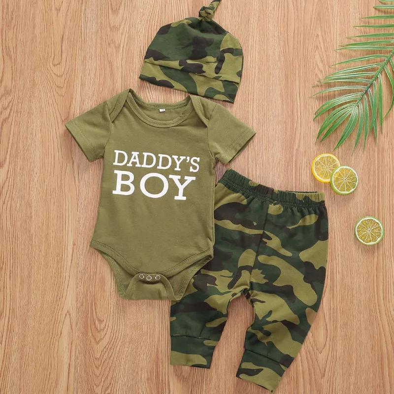 Modelo bebé usando el conjunto camuflaje