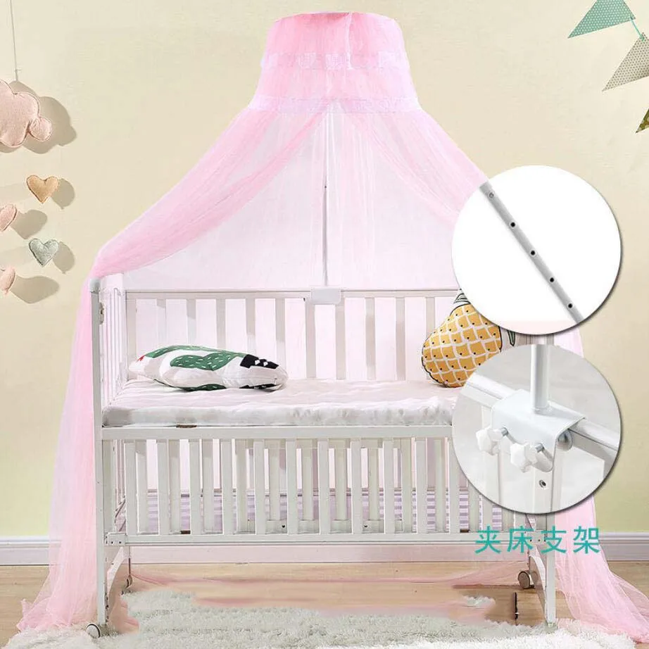 Cuna infantil con cortinas elegantes
