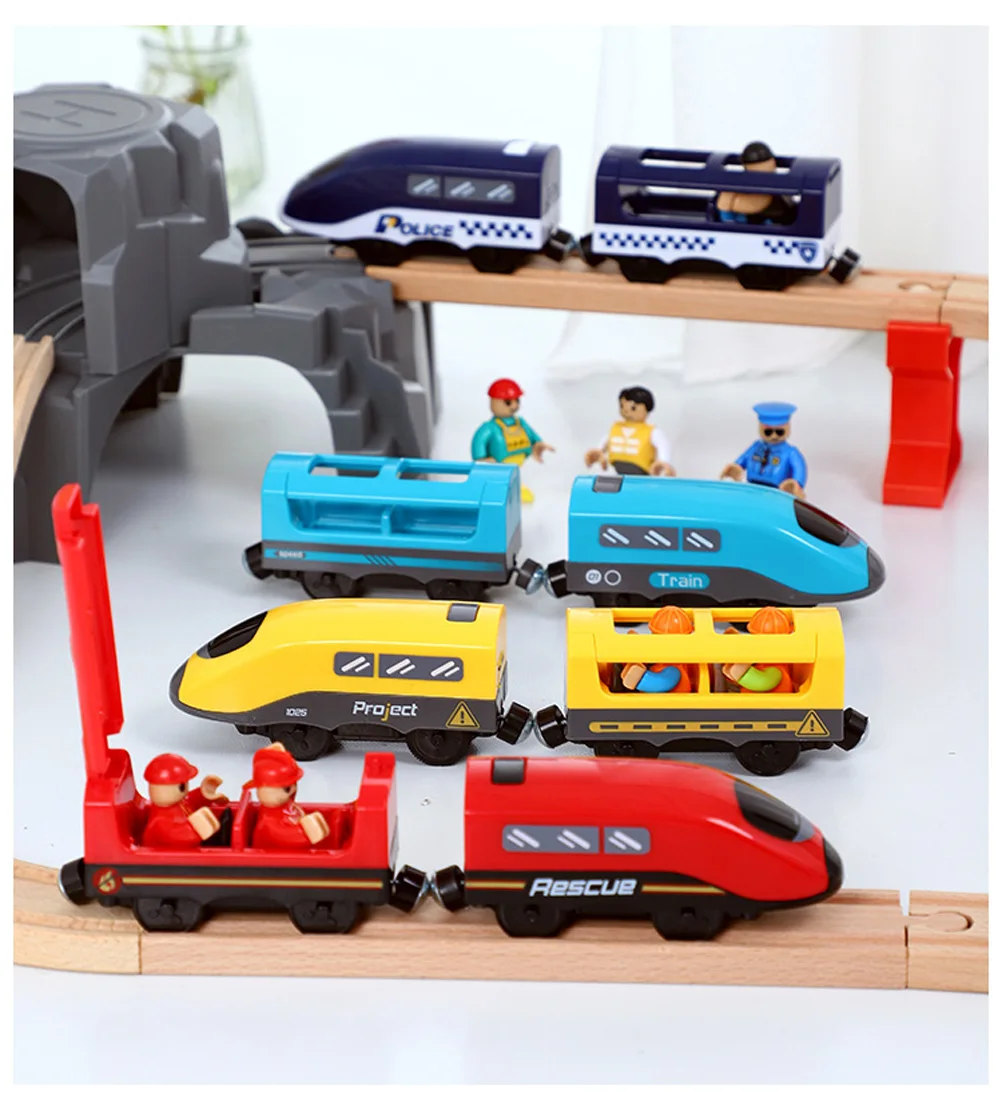 Tren de juguete retro de madera con luces encendidas