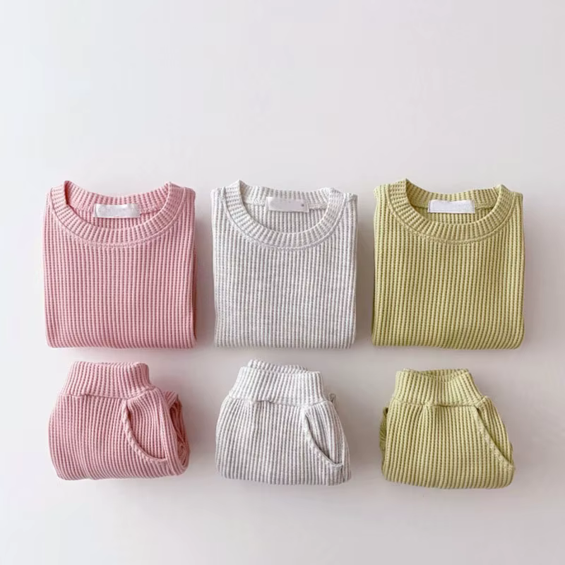 Conjunto infantil en tonos neutros