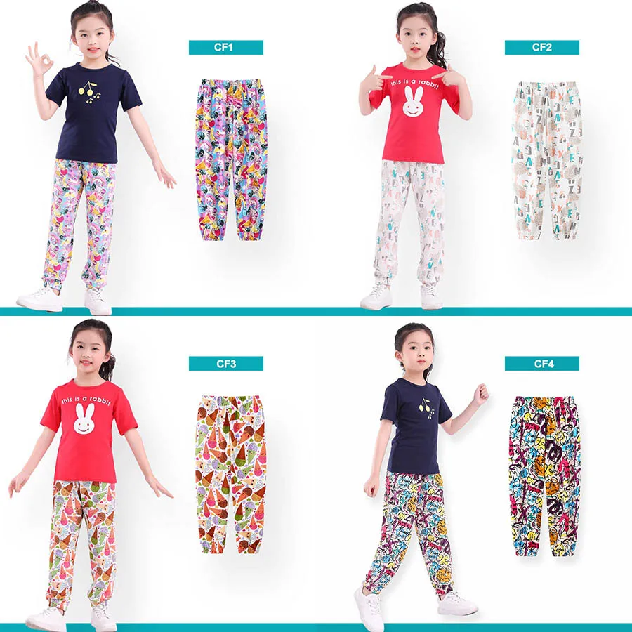 Pantalones antimosquitos para niña con estampado floral en fondo claro