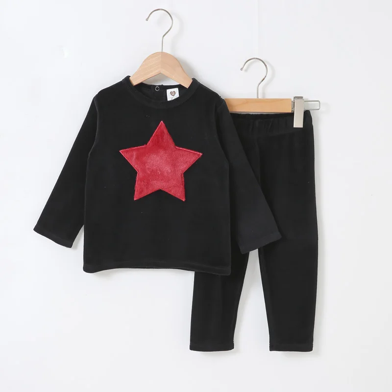 Conjunto terciopelo negro para bebé con parches estrella y corazón - imagen 4
