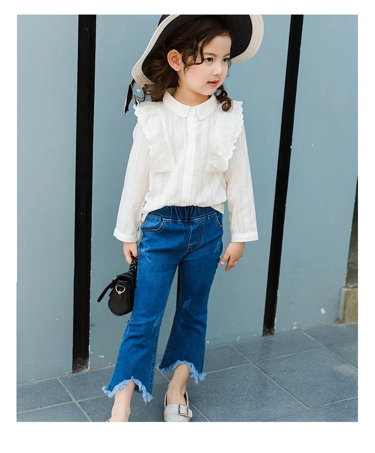Pantalones vaqueros azules con borlas para niña