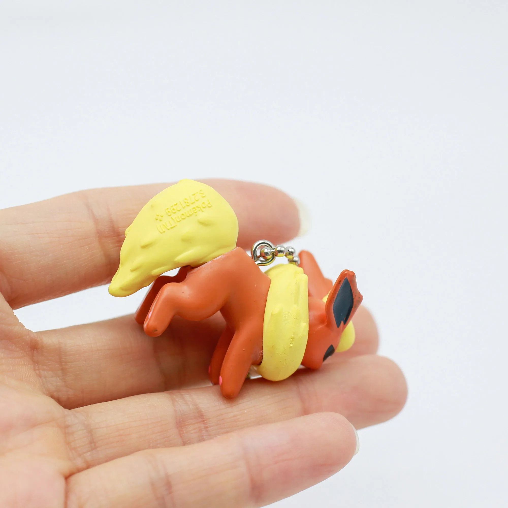 Figura de Pokémon Eevee y evoluciones – Caja sorpresa con llavero - imagen 2