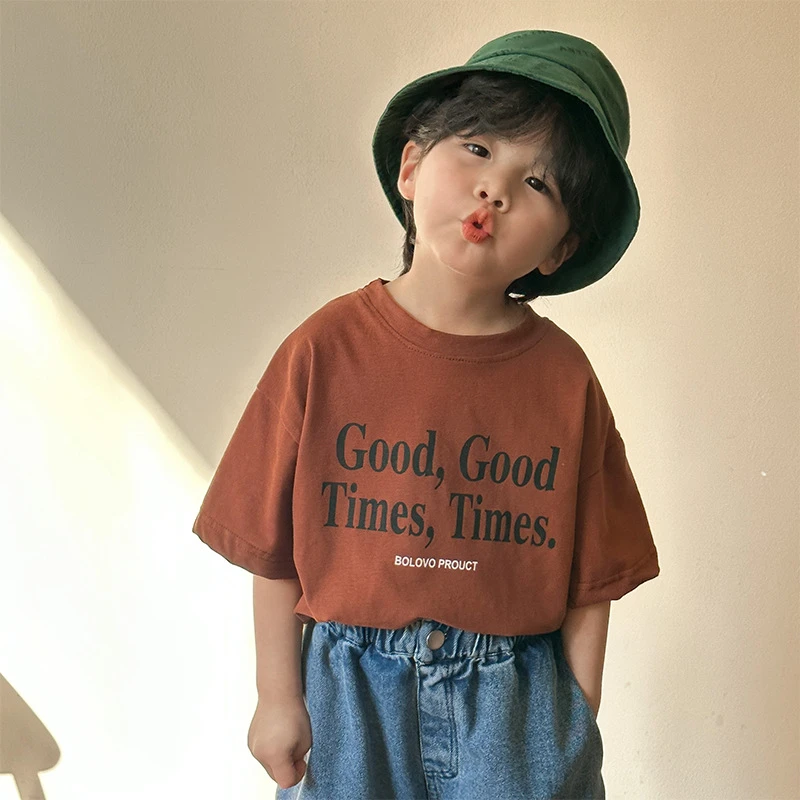 Vista de la camiseta infantil de letras