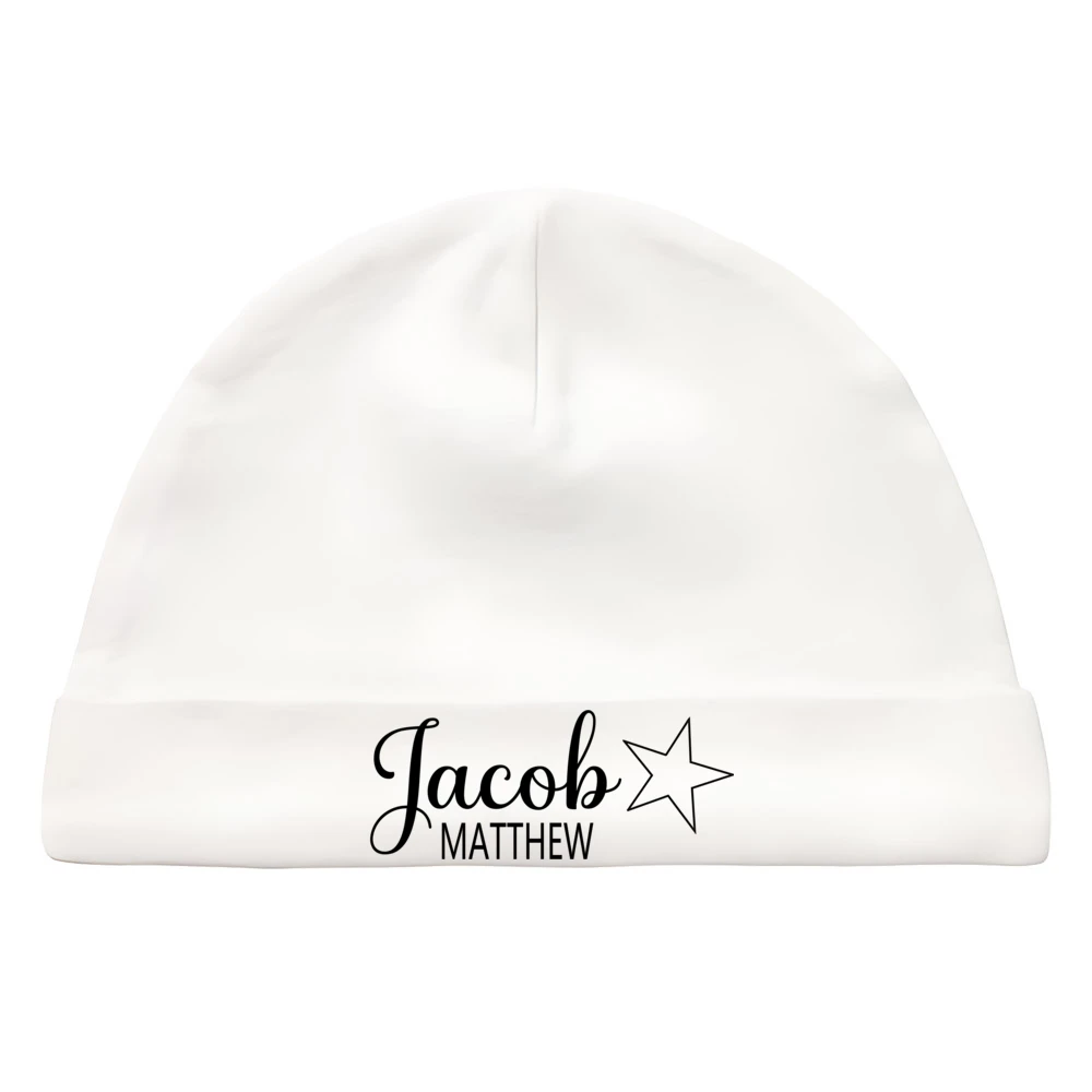 Gorro puesto en bebé recién nacido