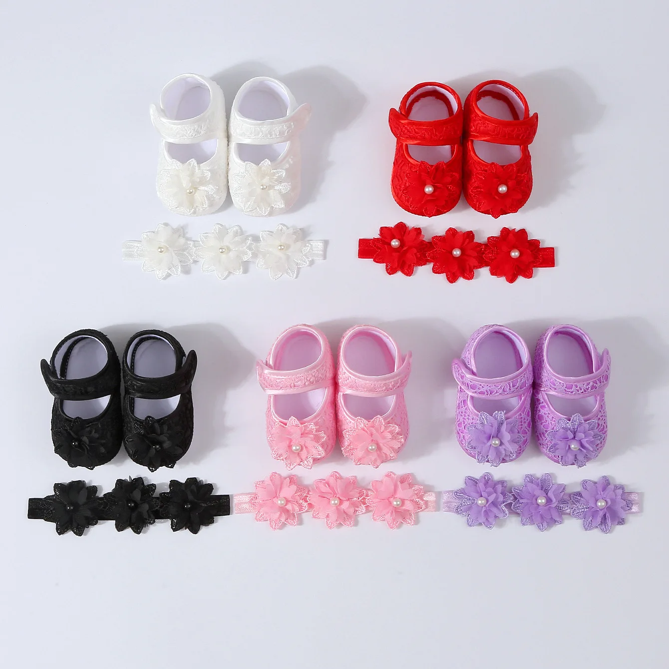Zapatos antideslizantes de bebé con perlas florales y calcetines - imagen 2
