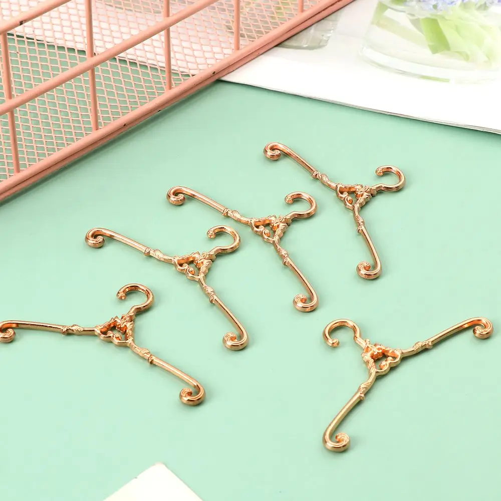 Perchas casa de muñecas Retro – Soporte ropa armario decoración - imagen 4