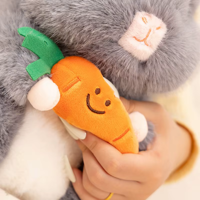 Detalle del pelaje dorado y acabado del muñeco de peluche kawaii