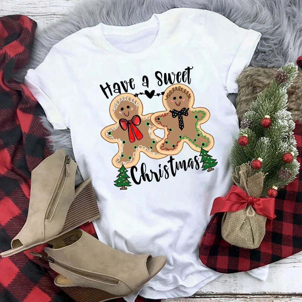 Familia vistiendo las camisetas en un entorno navideño