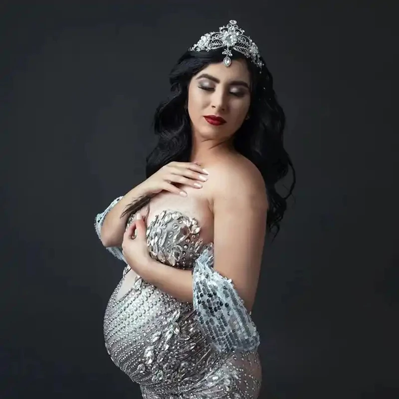 Vestido premamá elegante con pedrería y hombros descubiertos - imagen 3