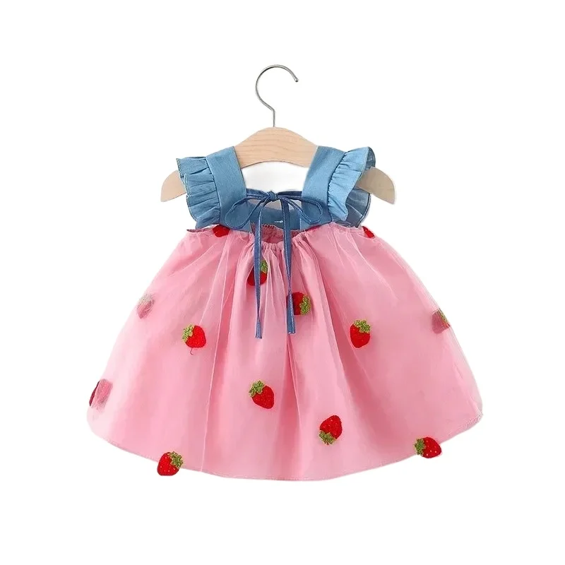 Vestido de niña con manga voladora y lazo, fresas bordadas