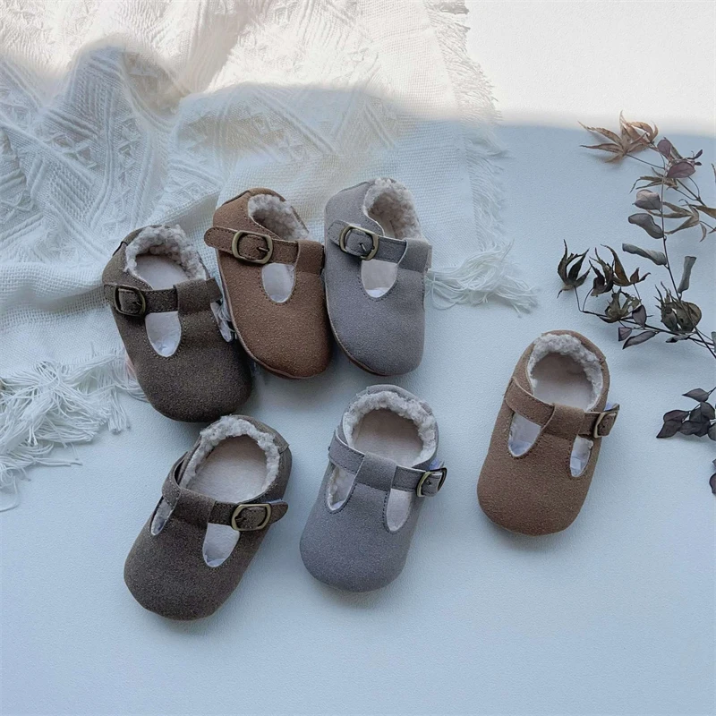 Vista de los zapatos para niños con interior acolchado