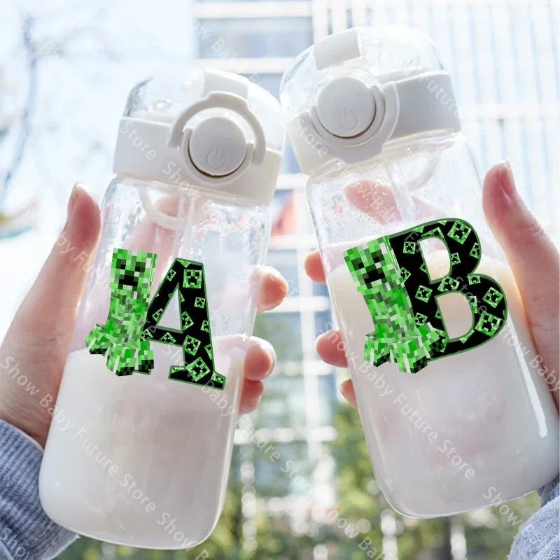 Botella transparente con pajita y diseño animado Minecraft