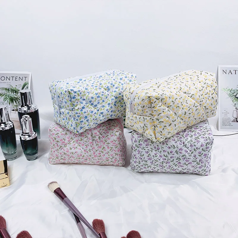 Bolsa de cosméticos acolchada floral para viaje con organizador - imagen 2