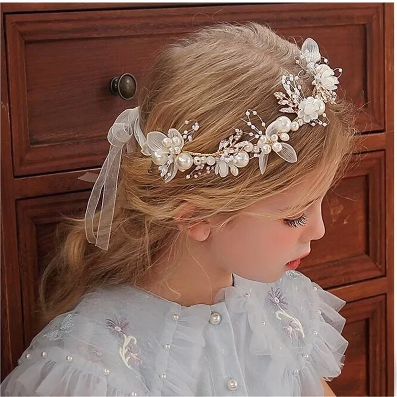 Detalle de la diadema con guirnalda floral