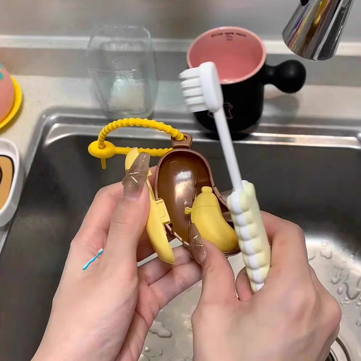 Cepillo de dientes infantil con forma de plátano y funda protectora - imagen 2