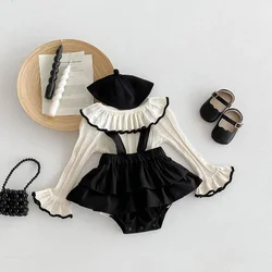 Conjunto primavera bebé: body con cuello hoja de loto y mono tirantes