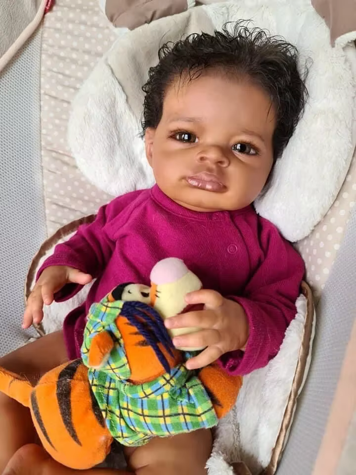 Lanny Reborn – Muñeca reborn artesanal realista de piel oscura - imagen 3