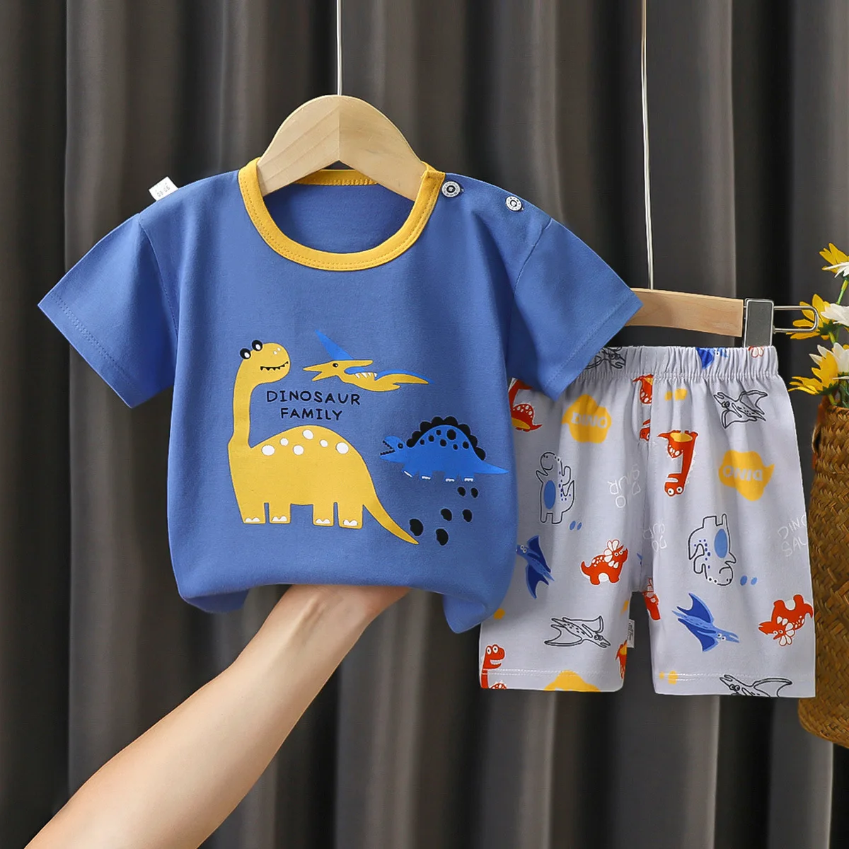 Camiseta de algodón con cuello elástico y manga ranglan
