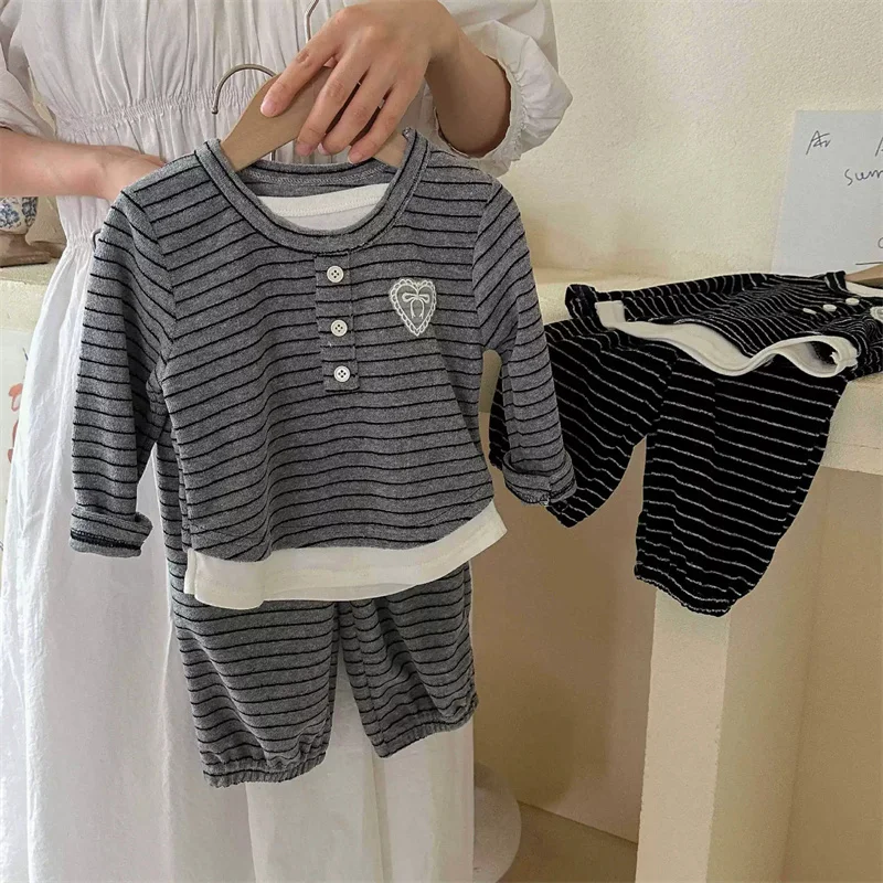 Conjunto infantil de otoño a rayas con lazo y manga larga - imagen 2
