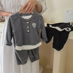 Conjunto infantil de otoño a rayas con lazo y manga larga