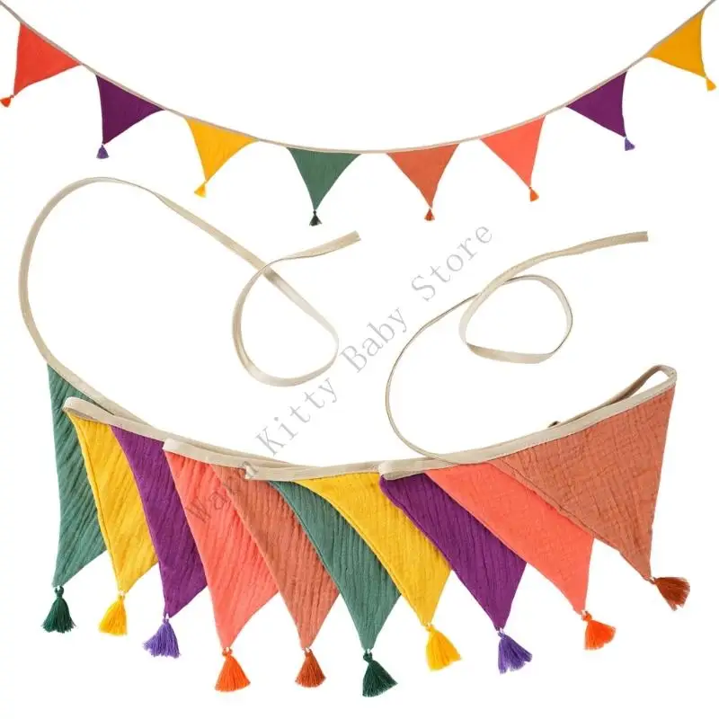 Detalle de los banderines y borlas del set decorativo