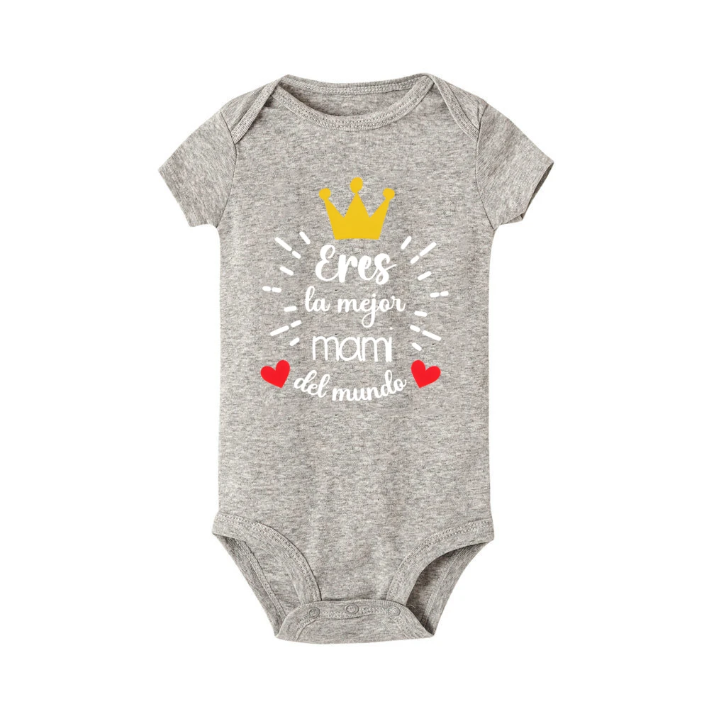 Ropa de bebé lista para regalar en un momento especial