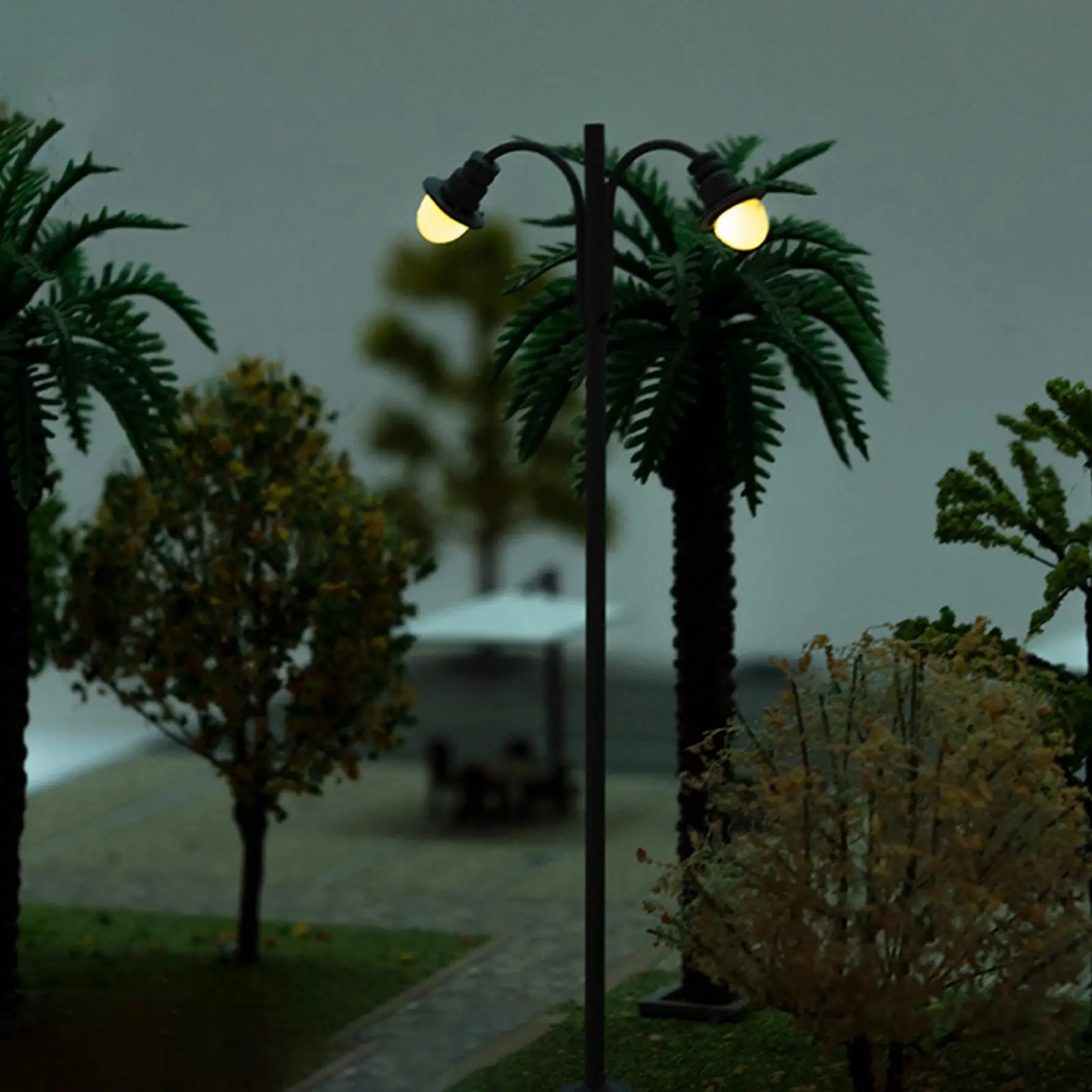 Farola LED miniatura para casa y jardín, estilo realista - imagen 3