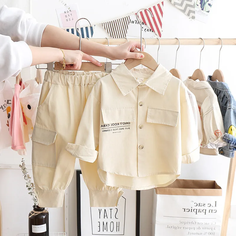 Conjunto de bebé con top letras y pantalón suelto estilo coreano