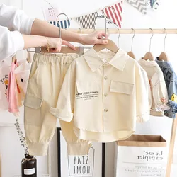 Conjunto de bebé con top letras y pantalón suelto estilo coreano