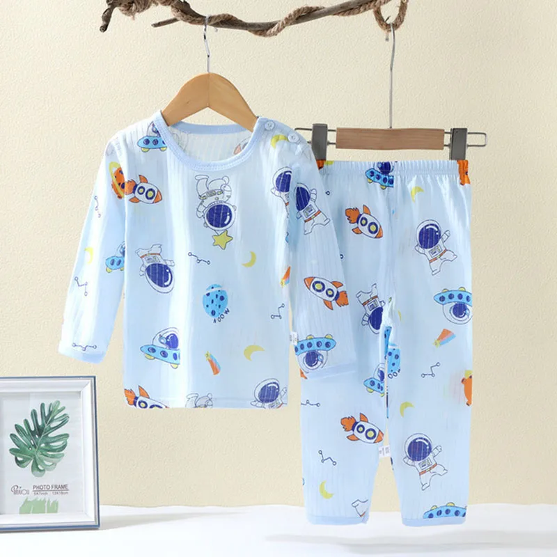 Pijama con estampado de dinosaurios verdes