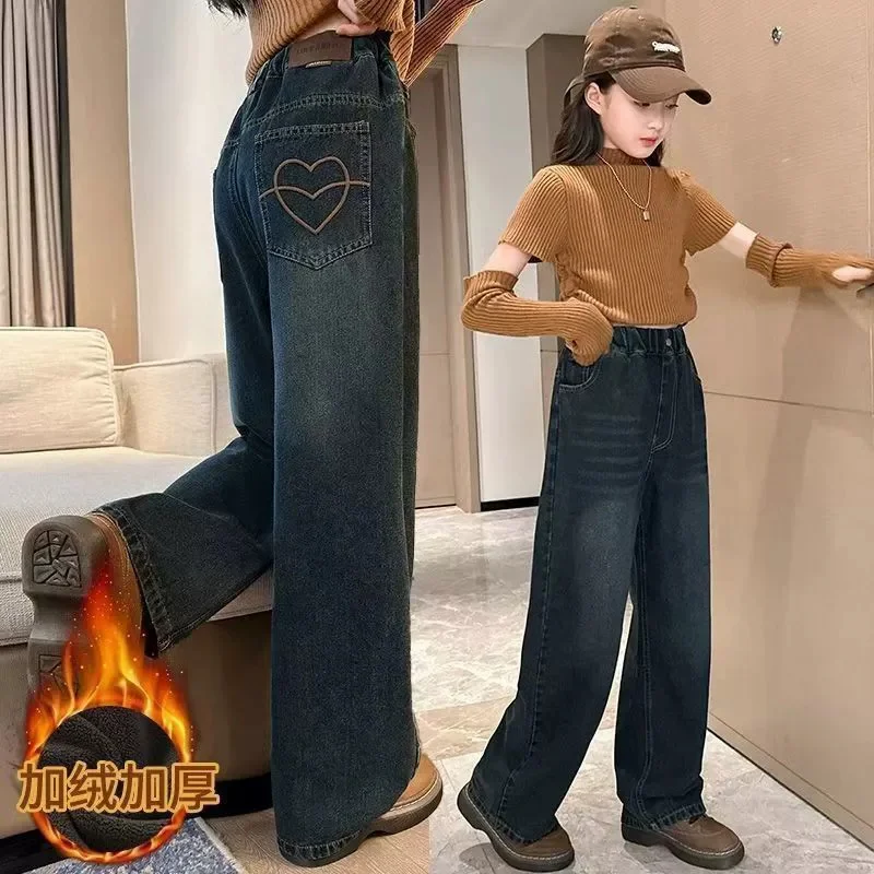Vista frontal de los pantalones de lana para niño