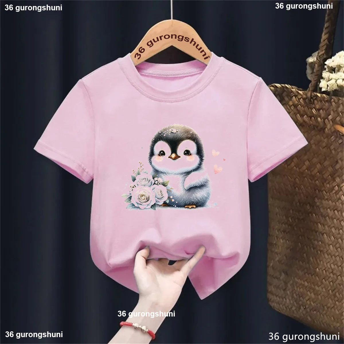 Niña usando la camiseta en parque