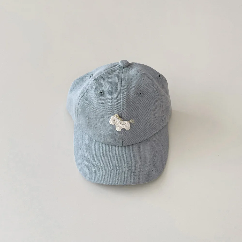 Gorra infantil ajustable por correa