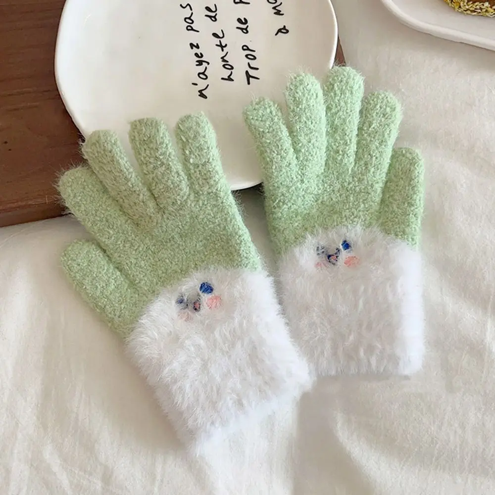 Detalle del tejido elástico de los guantes