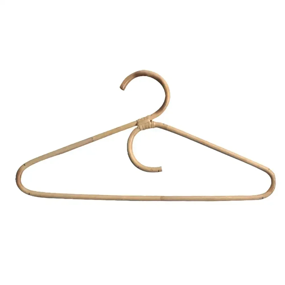 Percha infantil de rotán con forma decorativa
