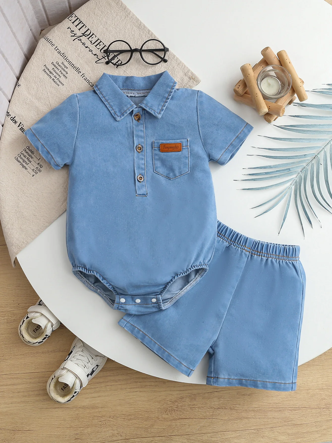 Bebé con conjunto vaquero de verano