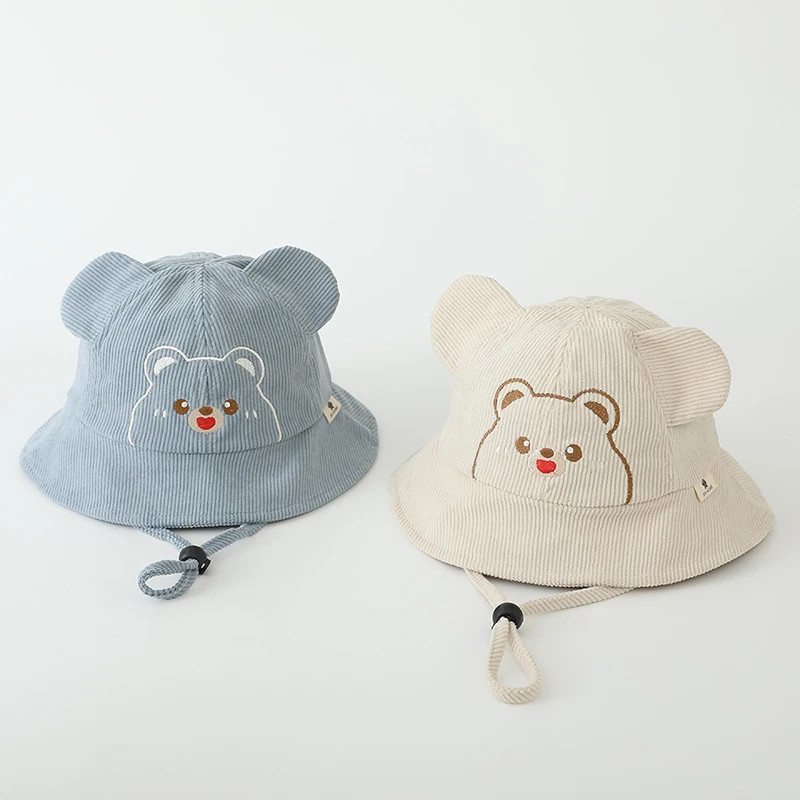 Gorra de pescador con oso bordado