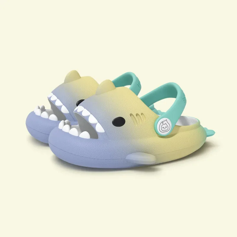 Detalle de zapatillas infantiles tipo slide con diseño de tiburón