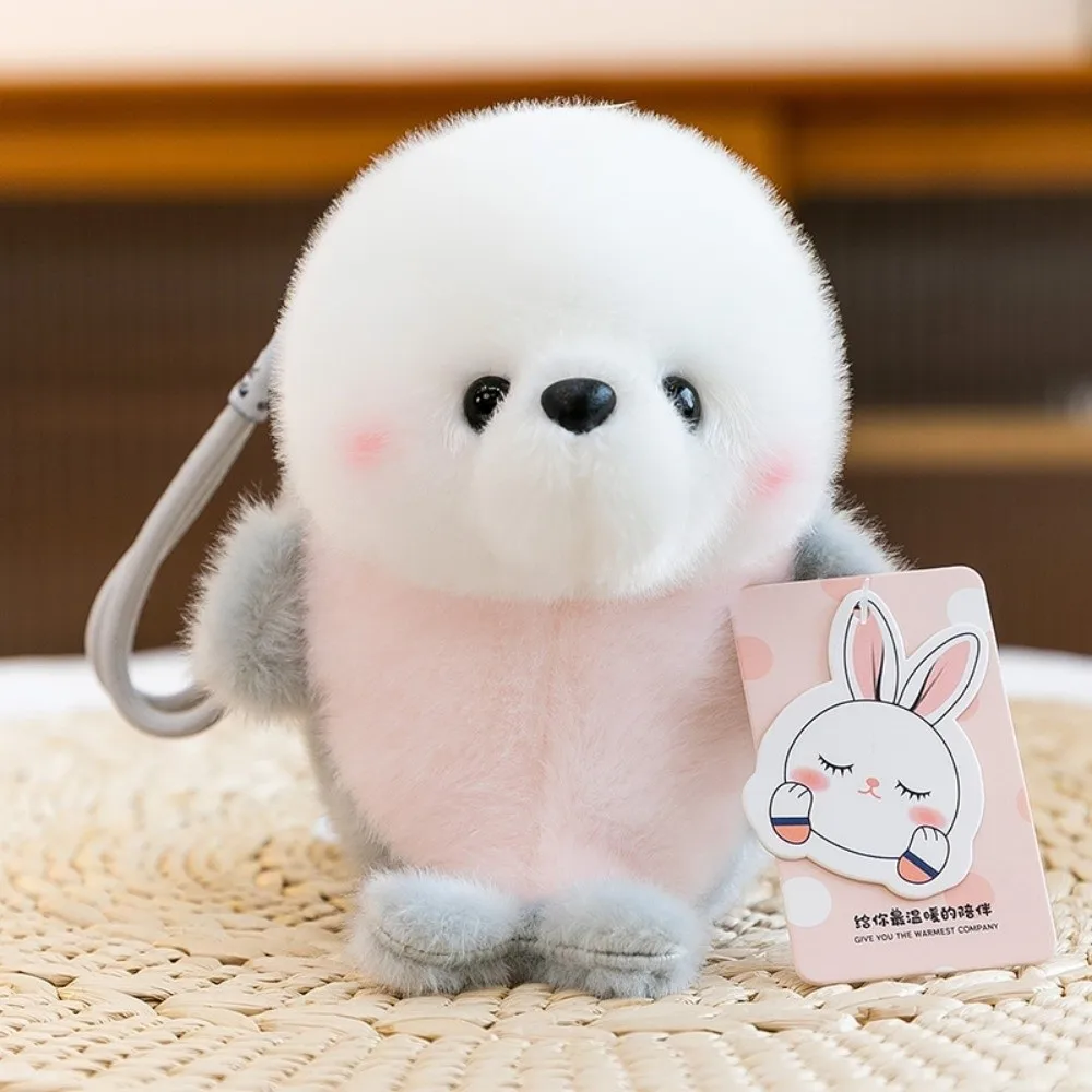 Detalle del llavero de peluche para mochila
