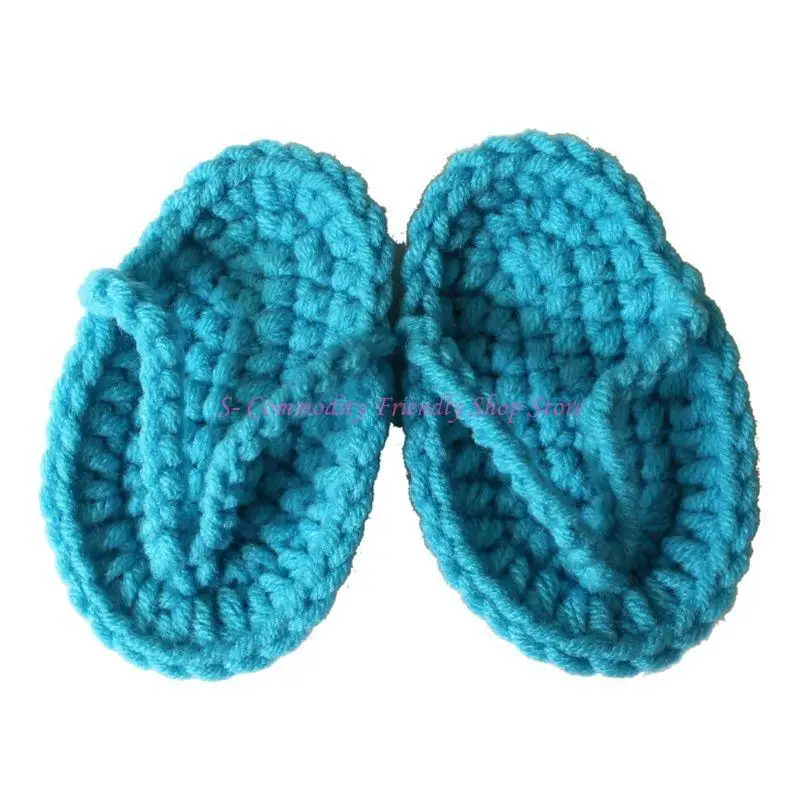 Detalle de las zapatillas tejidas en bebé