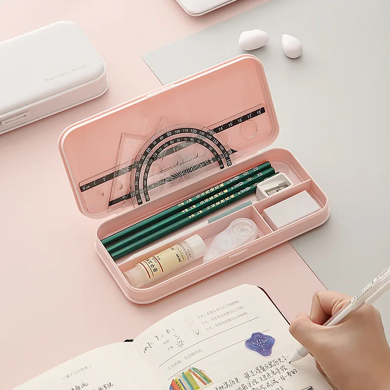 Detalle de la estructura rígida del estuche duro con estampado de letras