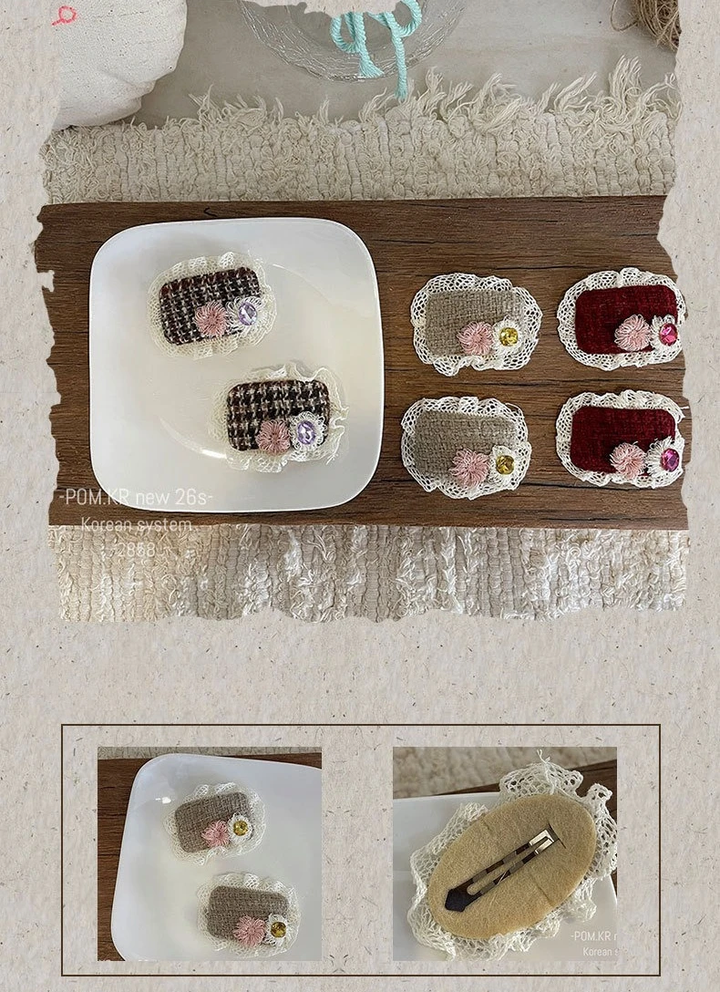 Pinza de tela con diseño a cuadros y encaje