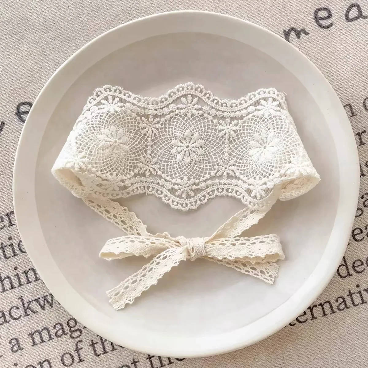 Diadema bebé niña de encaje blanco con lazo elástico - imagen 2