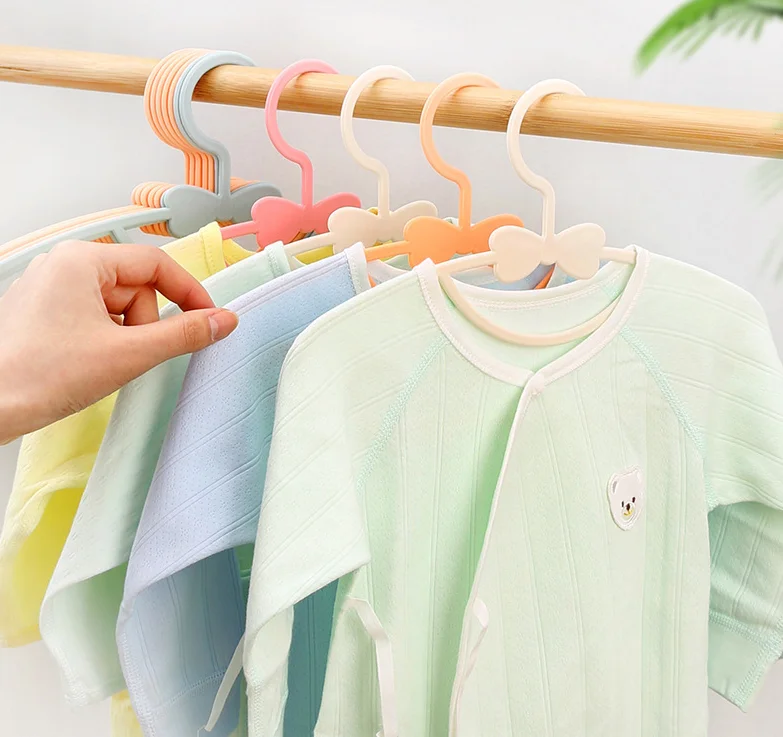 Percha de plástico para bebé – organizador portátil de ropa - imagen 3
