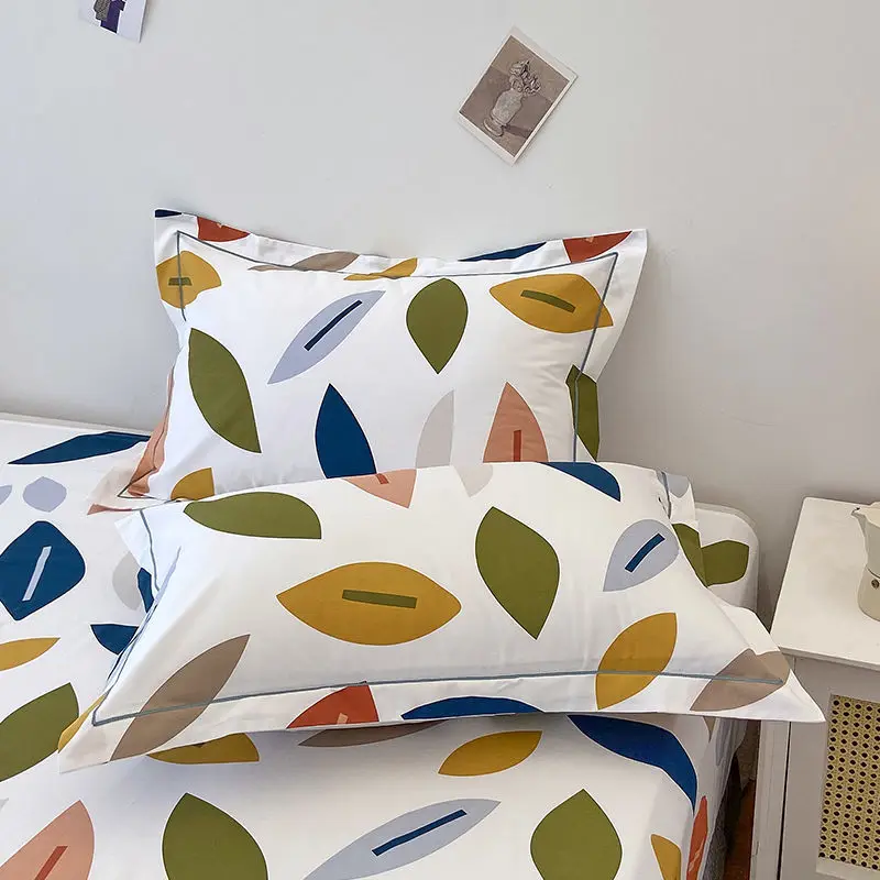 Funda colocada sobre almohada en ambiente dormitorio
