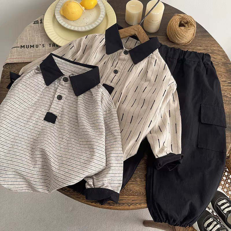 Conjunto de camisa y pantalón para niño en vista frontal